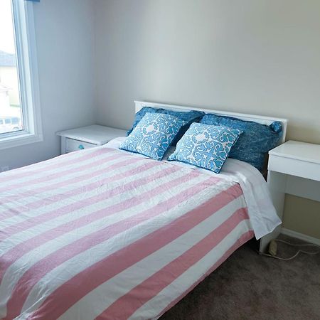 Best Garden House&3 Mins Bus Station Close C-Train&Free Parking Calgary Room photo