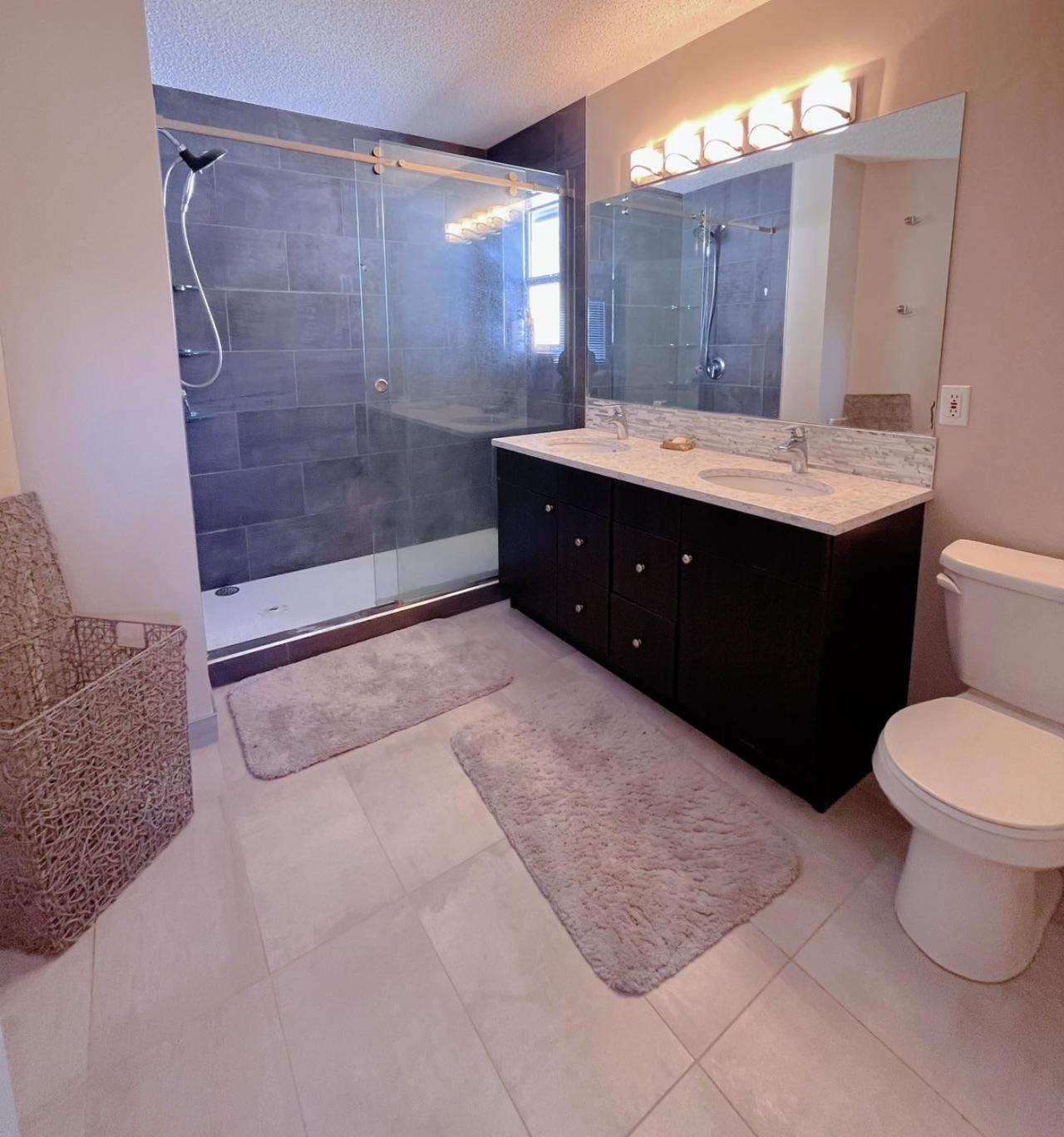 Best Garden House&3 Mins Bus Station Close C-Train&Free Parking Calgary Room photo