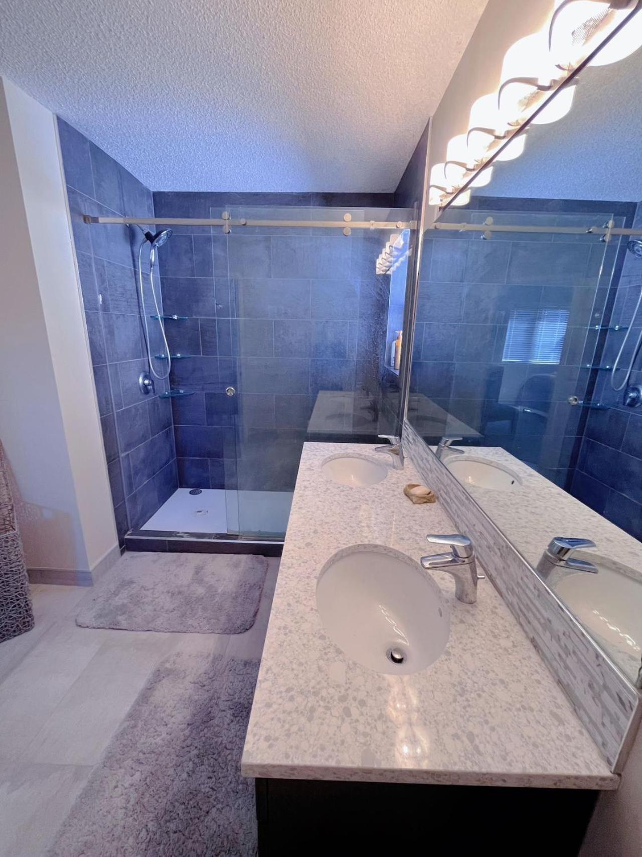 Best Garden House&3 Mins Bus Station Close C-Train&Free Parking Calgary Room photo