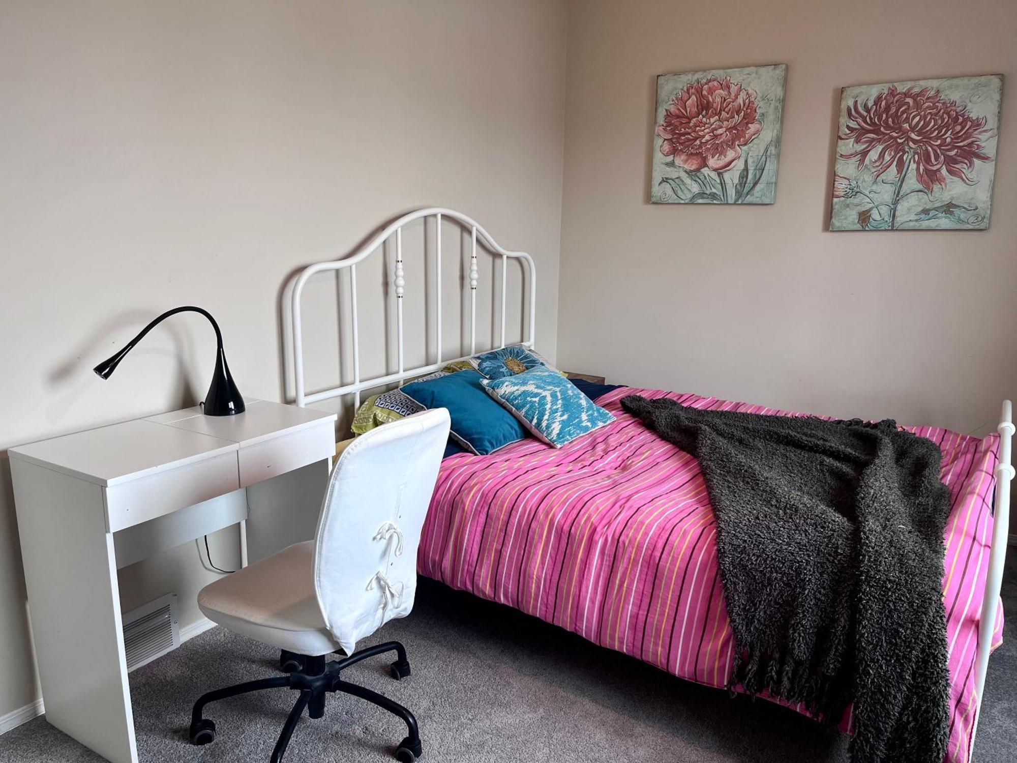 Best Garden House&3 Mins Bus Station Close C-Train&Free Parking Calgary Exterior photo